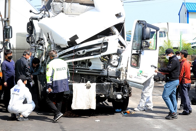 Dozens of Koreans Gather to Donate Blood for Victim of Car Accident