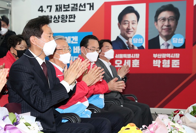 Oh Se-hoon (1st from L), the candidate of the main opposition People Power Party, claps to express joy at the party's headquarters in Seoul on April 8, 2021, as he looks set to win the Seoul mayoral seat in a by-election the previous day over Park Young-sun of the ruling Democratic Party. (Yonhap)