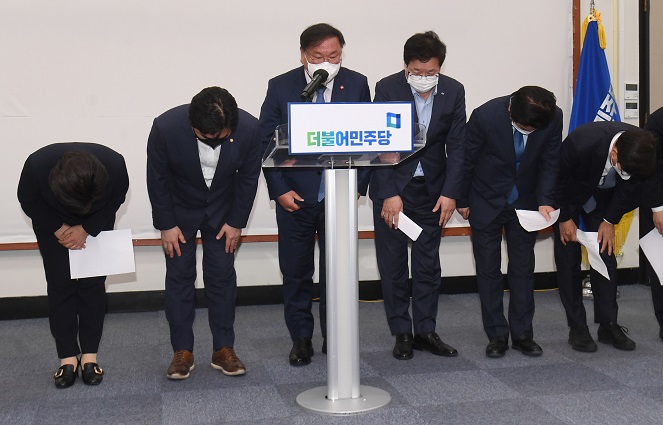 The leadership of the ruling Democratic Party, including its acting chief Kim Tae-nyeon (C), bows in apology during a press conference at the National Assembly in Seoul on April 8, 2021, to announce a decision to resign en masse to take responsibility for the shocking rout in the mayoral by-elections in the country's two largest cities, Seoul and Busan, the previous day. (Yonhap)