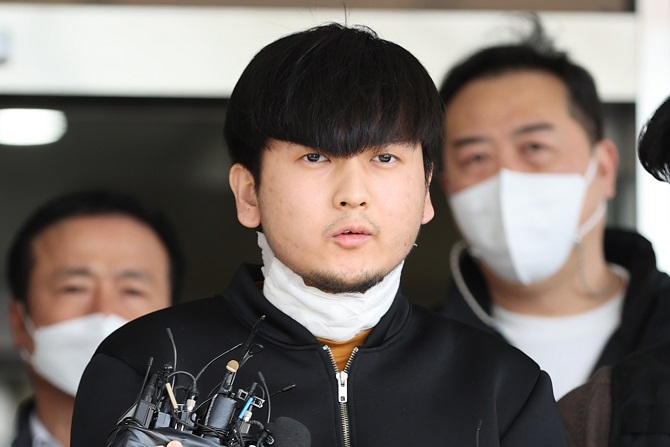 This photo shows Kim Tae-hyun, 24, being sent to prosecutors from Dobong Police Station in Seoul on April 9, 2021, on suspicion of killing a woman whom he had allegedly stalked, her mother and younger sister on March 23. A police committee has concluded that the disclosure of the man's personal information, including his photo and name, was in the public interest, given the gravity of his crime and the level of attention on the case. (Yonhap)
