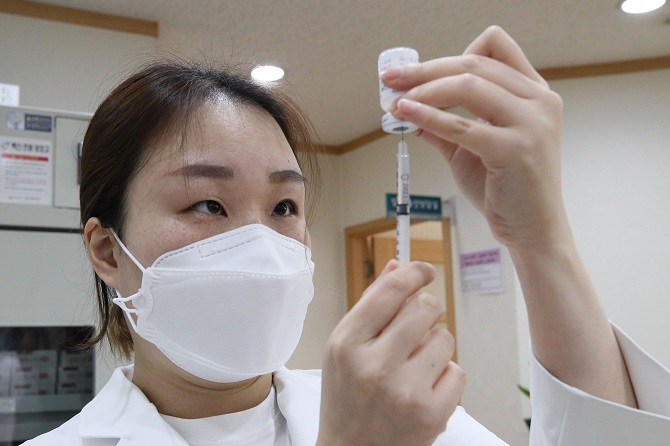 A medical worker gets ready for COVID-19 vaccinations in a clinic in western Seoul on April 13, 2021, the first day of the vaccine rollout for special education teachers. (Yonhap)