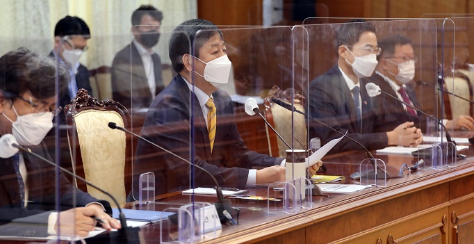 Koo Yoon-cheol (C), head of South Korea's Office for Government Policy Coordination, presides over an emergency meeting at the government complex in Seoul on April 13, 2021, in relation to Tokyo's decision earlier in the day to release radioactive water from the crippled Fukushima nuclear plant into the Pacific Ocean. (Yonhap)