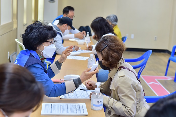 Medical staff prepare COVID-19 inoculations at a vaccination center on the southern island of Jeju on April 14, 2021. (Yonhap)