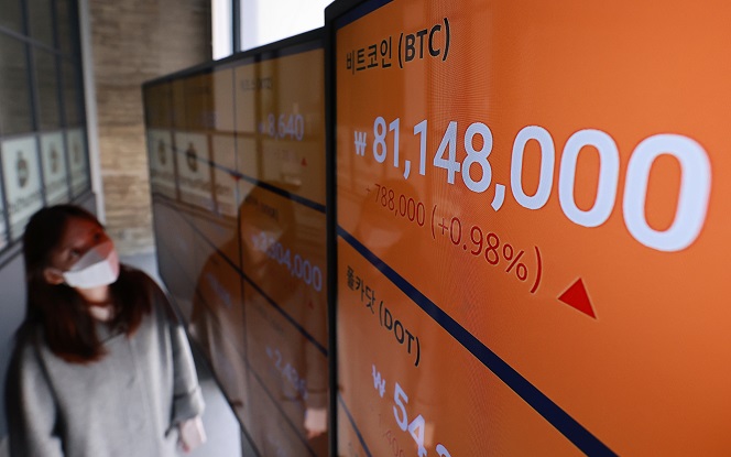 An electronic signboard at the cryptocurrency exchange Bithumb in Seoul on April 14, 2021, shows the price of the digital currency bitcoin having reached a record high of 81,148,000 won (around US$72,518.32) per unit. (Yonhap)