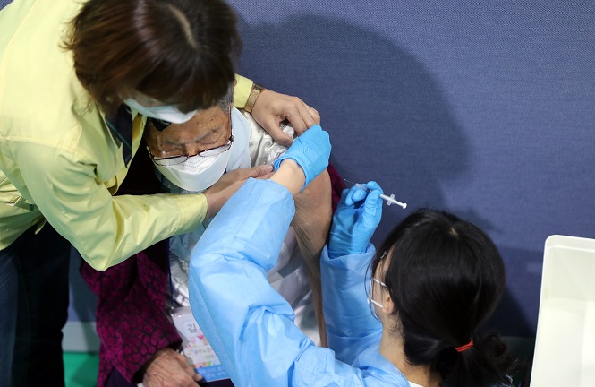 A medical worker gives a shot of Pfizer's COVID-19 vaccine to an elderly person at a vaccination center in Gwangju, 330 kilometers south of Seoul, on April 15, 2021. (Yonhap)