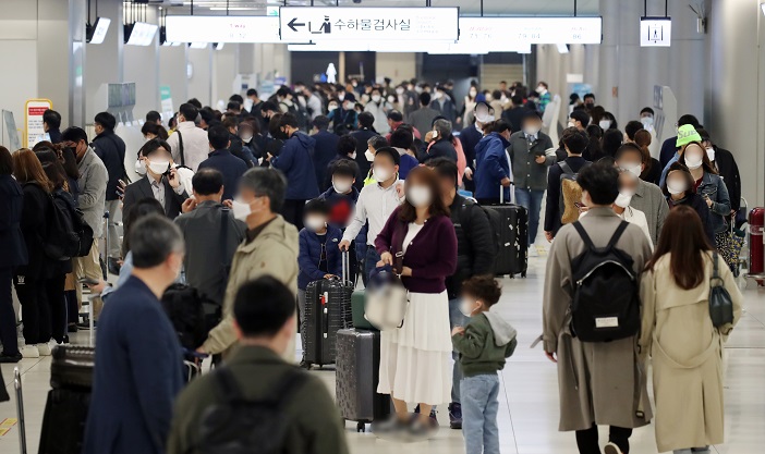 Gimpo International Airport in western Seoul is crowded with travelers on April 16, 2021. (Yonhap)