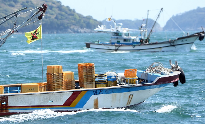 Fishing vessels carrying anti-nuclear flags sail in the sea off Geoje, southeastern South Korea, on April 19, 2021, to protest Japan's planned release of radioactive water into the ocean. (Yonhap)