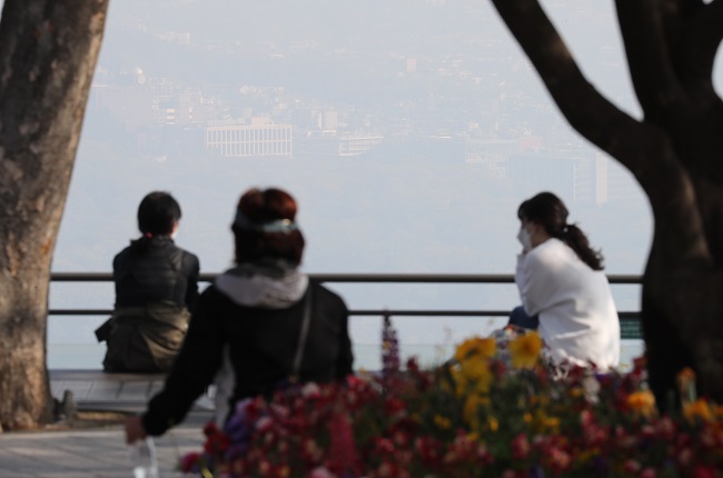 Masked people are seen at Namsan Park in central Seoul on April 20, 2021. (Yonhap)