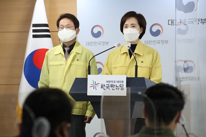 Education Minister Yoo Eun-hae (R) announces the government's decision to strengthen COVID-19 quarantine measures for three weeks at schools nationwide in a news conference in Seoul on April 21, 2021. (Yonhap)