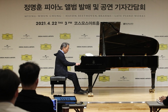 South Korean conductor and pianist Chung Myung-whun plays the piano during a news conference at Cosmos Art Hall in southern Seoul on April 22, 2021. (Yonhap)