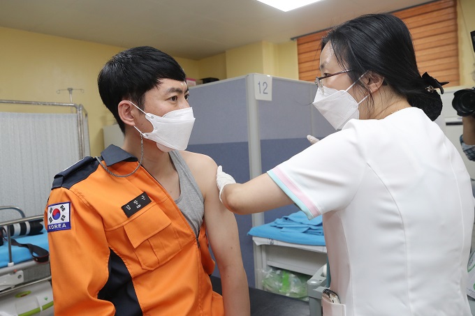 A firefighter receives a COVID-19 vaccine shot at a hospital in the southwestern city of Gwangju, 329 kilometers south of Seoul, on April 26, 2021. (Yonhap)