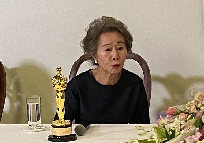 South Korean screen veteran Youn Yuh-jung speaks to correspondents at a news conference held at the country's consulate general in Los Angeles on April 26, 2021. (Yonhap)