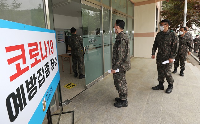 Soldiers wait in line to be vaccinated at the Armed Forces Capital Hospital in Seongnam, south of Seoul, on April 28, 2021, in this photo provided by the Kookbang Ilbo. (Yonhap)