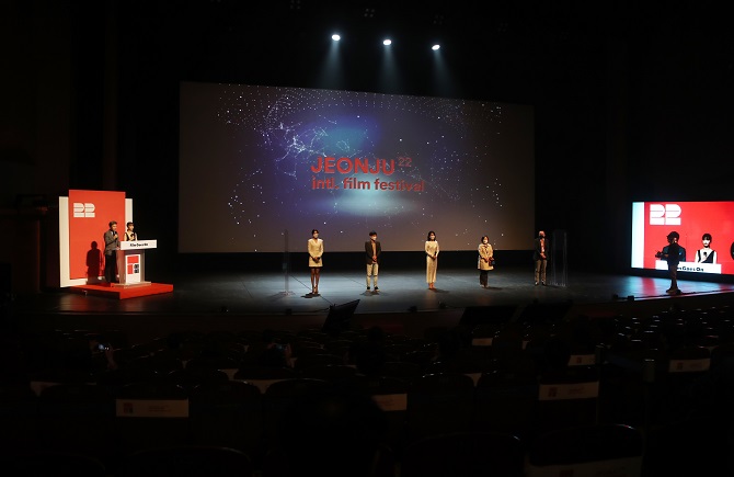 The opening ceremony of the 22nd Jeonju international Film Festival takes place at Sori Arts Center in Jeonju, some 240 kilometers south of Seoul, on April 29, 2021. (Yonhap)
