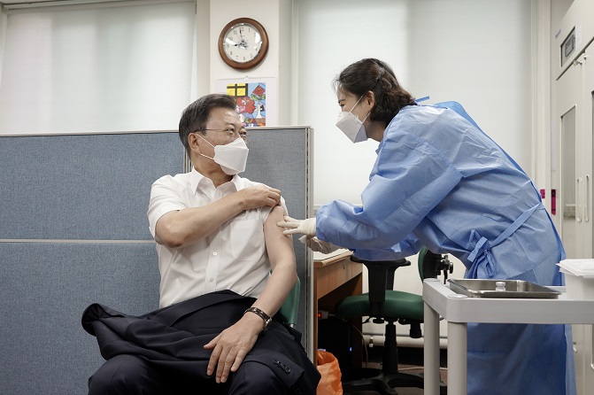 President Moon Jae-in (L) gets a second dose of AstraZeneca's COVID-19 vaccine at a public health center in Seoul on April 30, 2020. (Yonhap)