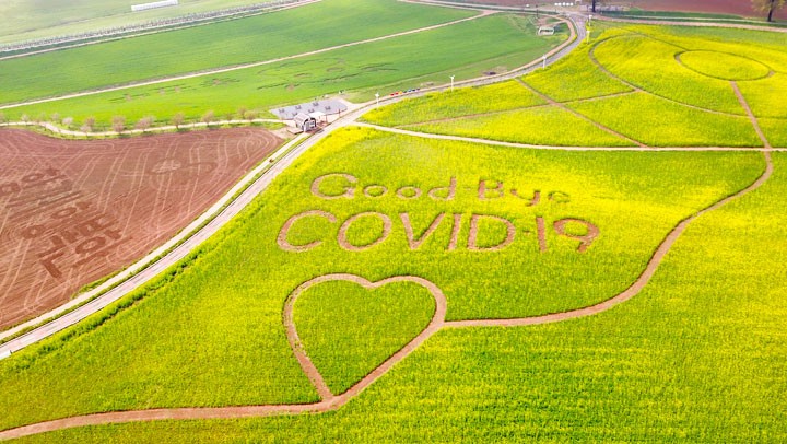 This bird eye's view shot of Anseong Farmland park in Gyeonggi Province on April 18, 2021, shows visitors at the park's flower field with the phrase "Good Bye COVID-19." (Yonhap)