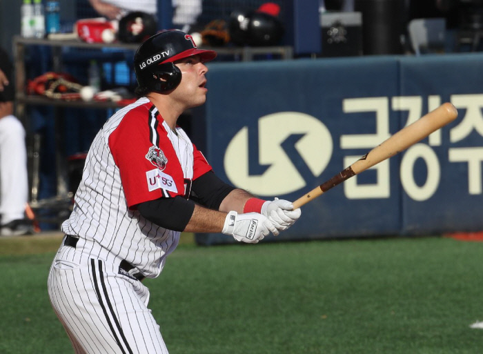 LG Twins’ Roberto Ramos Holds Wedding Ceremony at Mexican Embassy in S. Korea