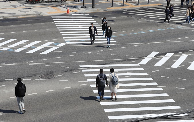 A diagonal crossing is newly installed in front of Yonsei University in Seoul on April 6, 2020. (Yonhap)