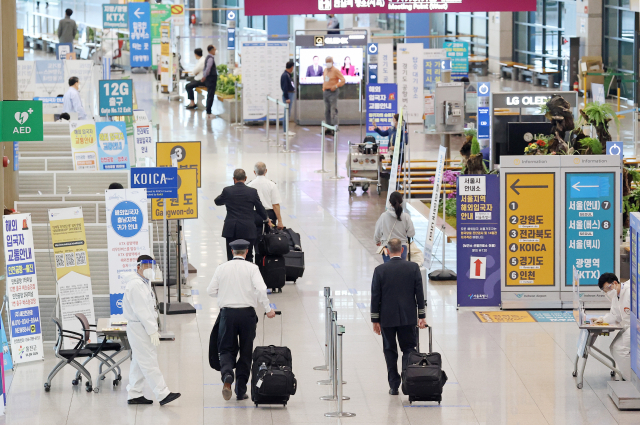 Arriving passengers are seen at Incheon airport, west of Seoul, amid the coronavirus pandemic in the file photo taken April 21, 2021. (Yonhap)