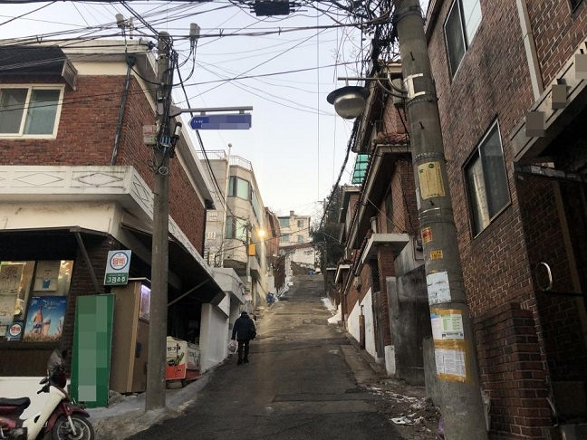 Seoul City Introduces Street Light EV Chargers in Narrow Alleys