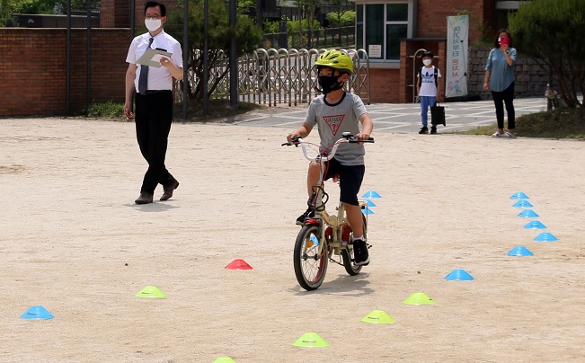 Elementary School Holds ‘Bicycle License Tests’ for Student Safety