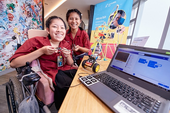 Jidapa Nitiwirakun (left) and Pairin Chakaja (right) from the Pattaya Redemptorist Technological College for People with Disabilities in Thailand at Microsoft Thailand.