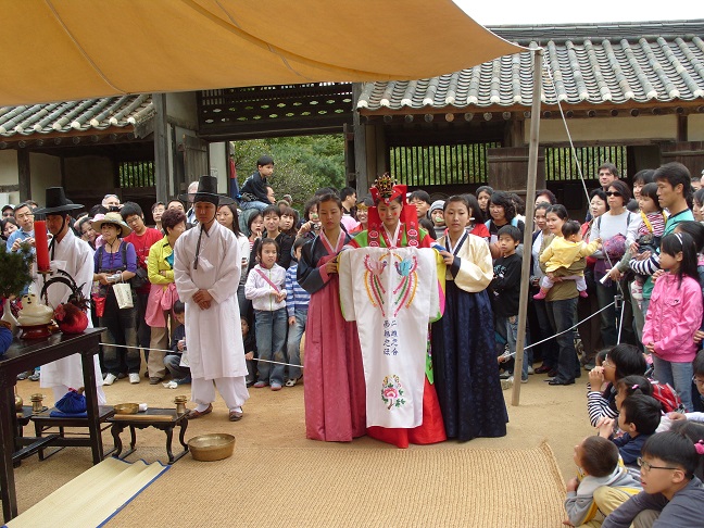 A traditional Korean wedding ceremony. (image: Public Domain)