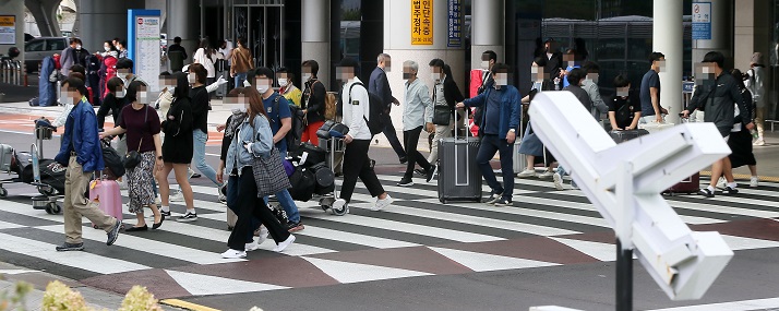 This undated file photo shows tourists arriving at Jeju International Airport on Jeju Island. (Yonhap)