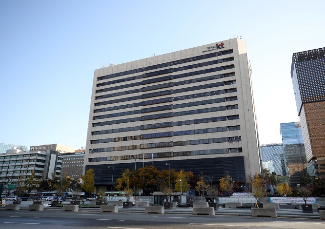 KT Corp.'s headquarters in central Seoul is seen in this file photo taken Nov. 3, 2020. (Yonhap)