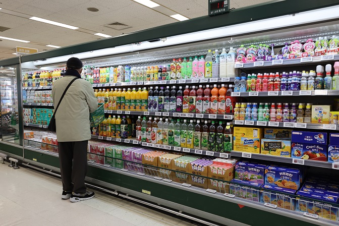 This undated file photo shows a man shopping alone at a supermarket. (Yonhap)