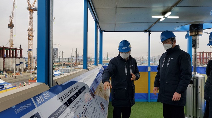 This file photo provided by Samsung Electronics Co. on Jan. 4, 2021, shows Samsung Electronics Vice Chairman Lee Jae-yong (R) checking the construction of the company's third chip manufacturing factory in Pyeongtaek, south of Seoul.