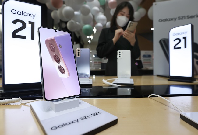 This file photo taken Jan. 15, 2021, shows Samsung Electronics Co.'s Galaxy S21+ 5G smartphone displayed at a store in Seoul. (Yonhap)