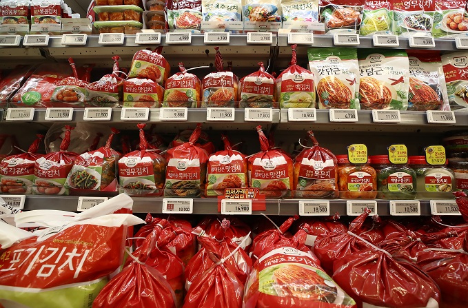 Various kimchi products are displayed at a supermarket in Seoul in this file photo taken on April 21, 2021. (Yonhap)