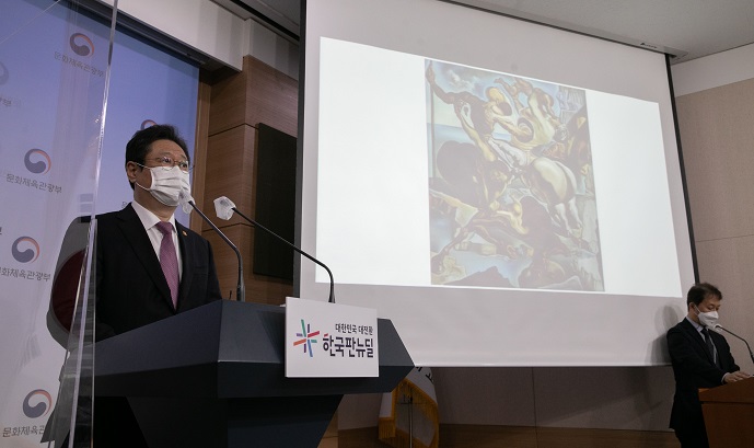 Minister of Culture, Sports and Tourism Hwang Hee holds a news conference in Seoul on April 28, 2021, on artworks donated by the late Samsung Chairman Lee Kun-hee's heirs. (Yonhap)
