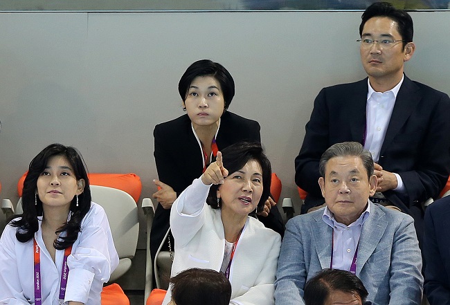 This undated file photo, provided by Samsung Group, shows late Samsung Group Chairman Lee Kun-hee (R, front row) and his wife, Hong Ra-hee (C, front row), his daughter Lee Boo-jin (L, front row), his only son and heir Lee Jae-yong (R, 2nd row) and his daughter Lee Seo-hyun.