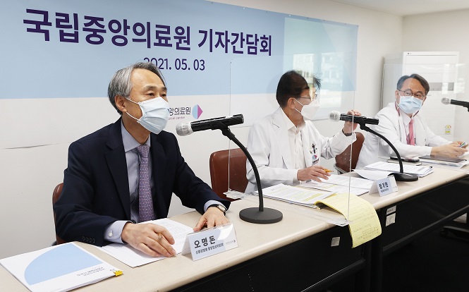 Oh Myoung-don (L), head of the country's central clinical committee for emerging disease control, speaks during a press conference in Seoul on May 3, 2021. (Yonhap)