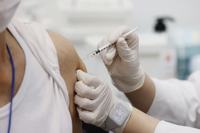 A citizen receives a COVID-19 vaccine shot at an inoculation center in Seoul on May 3, 2021. (Yonhap)