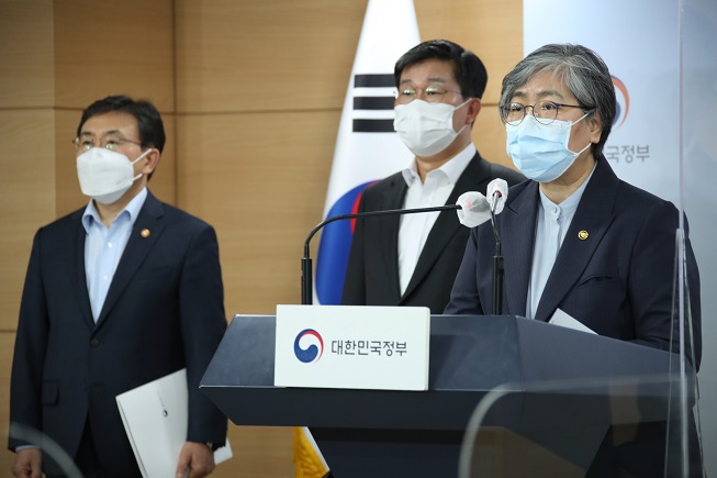 Jeong Eun-kyeong (R), head of the Korea Disease Control and Prevention Agency, speaks, with Interior Minister Jeon Hae-cheol (C) and Health Minister Kwon Deok-cheol standing next to her, at a press briefing on the COVID-19 response in Seoul on May 3, 2021. (Yonhap)