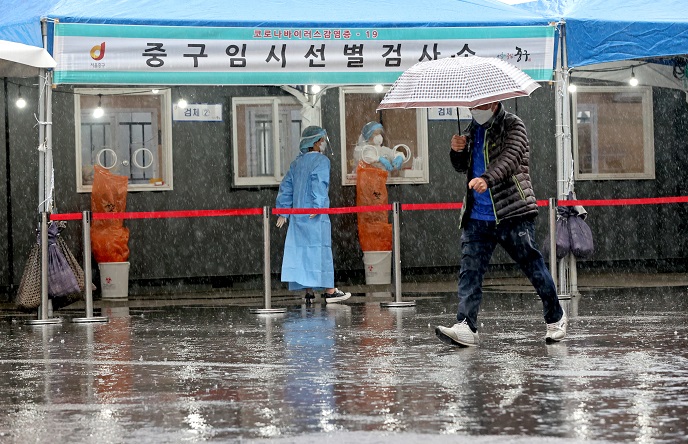Medical workers wait for visitors to receive coronavirus tests at a makeshift clinic in front of Seoul Station on May 4, 2021. (Yonhap)