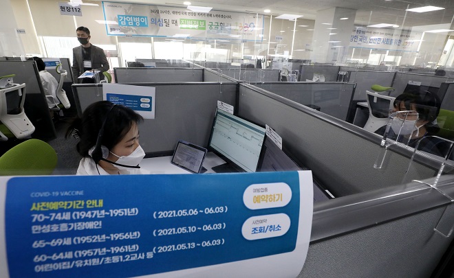 A worker at a call center in Seoul on May 6, 2021, accepts reservations from people aged 70-74 who want to be inoculated with AstraZeneca's vaccine. (Yonhap)