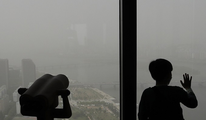 The sky over Seoul, seen from a high-rise building in Yeouido, is thick with yellow dust on May 7, 2021. (Yonhap)
