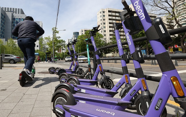 Electric scooters are parked by a road in Seoul on May 11, 2021. (Yonhap)