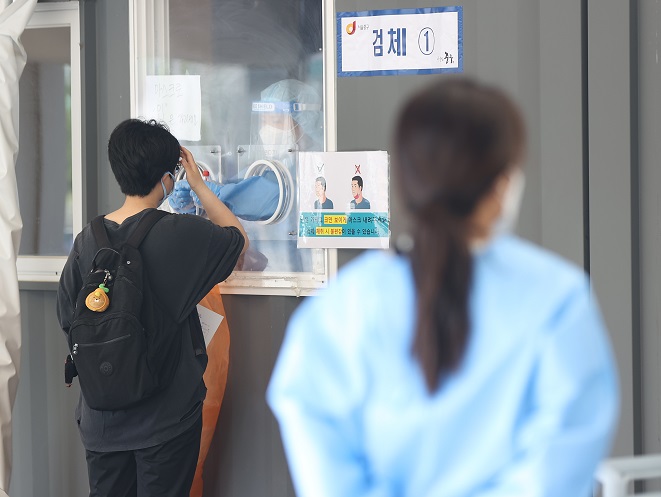 A citizen receives a COVID-19 test at a makeshift clinic in central Seoul on May 15, 2021. (Yonhap)
