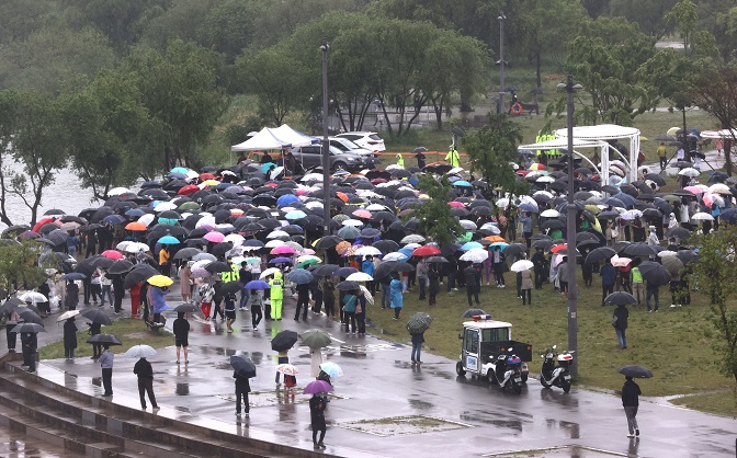 People participate in a memorial rally at a Han River park in southern Seoul on May 16, 2021, for Sohn Jung-min, a medical student who went missing after drinking with a friend at the park and was found dead in the Han River on April 30. (Yonhap)