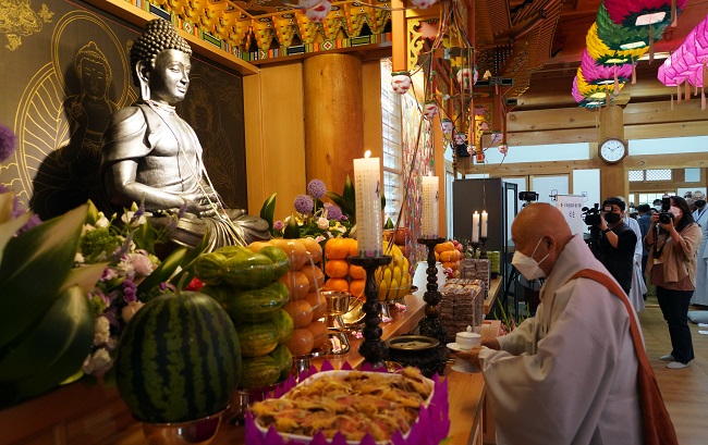 The Spiritual Patriarch of Yeongchuk Monastery takes part in an enshrinement ceremony of Buddha's statue gifted by India at Tongdo Temple, about 420 kilometers southeast of Seoul, on May 16, 2021, in this photo provided by the temple authority.