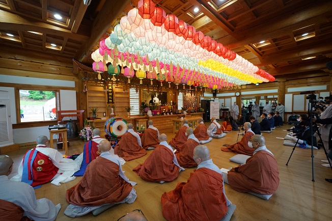 This photo, provided by Tongdo Temple in the southeastern city of Yangsan on May 16, 2021, shows its enshrinement ceremony of Buddha's statue gifted by India. 