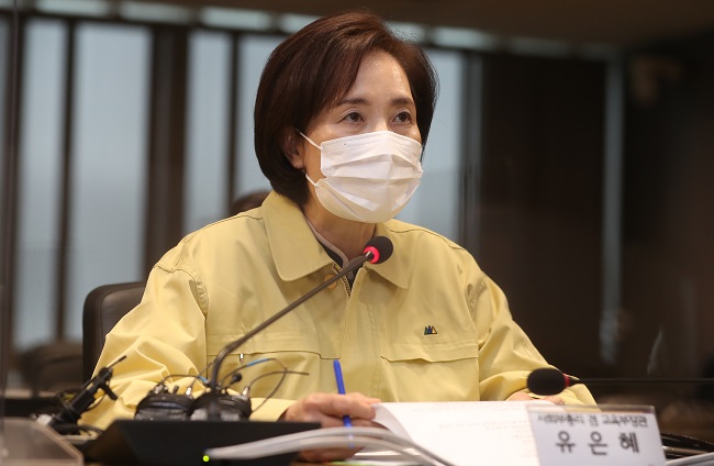 This photo shows Education Minister Yoo Eun-hae in Seoul speaking on May 17, 2021, at a meeting with experts on COVID-19 measures at schools. (Yonhap)
