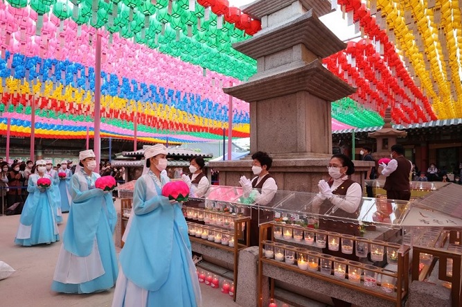 An event with lotus lanterns takes place at Bongeun Temple in southern Seoul on Buddha's Birthday on May 19, 2021. (Yonhap)