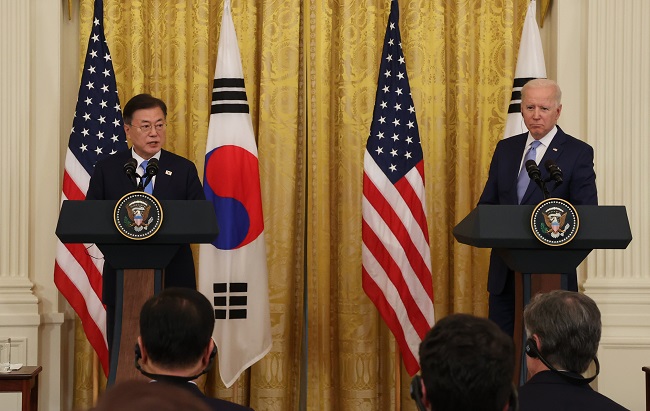 President Moon Jae-in and his U.S. counterpart, Joe Biden, address a press conference at the White House in Washington on May 21, 2021. (Yonhap)