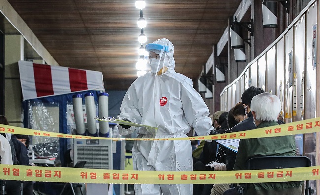 A medical worker stands at a clinic in eastern Seoul on May 28, 2021. (Yonhap)